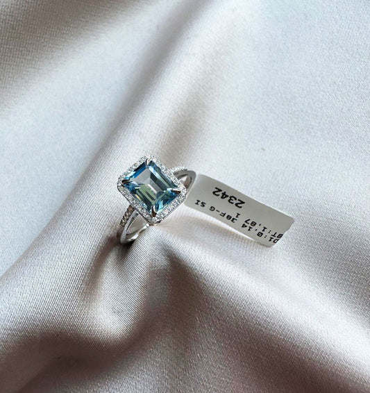 White gold ring with diamond and hydrothermal topaz 2.01ct