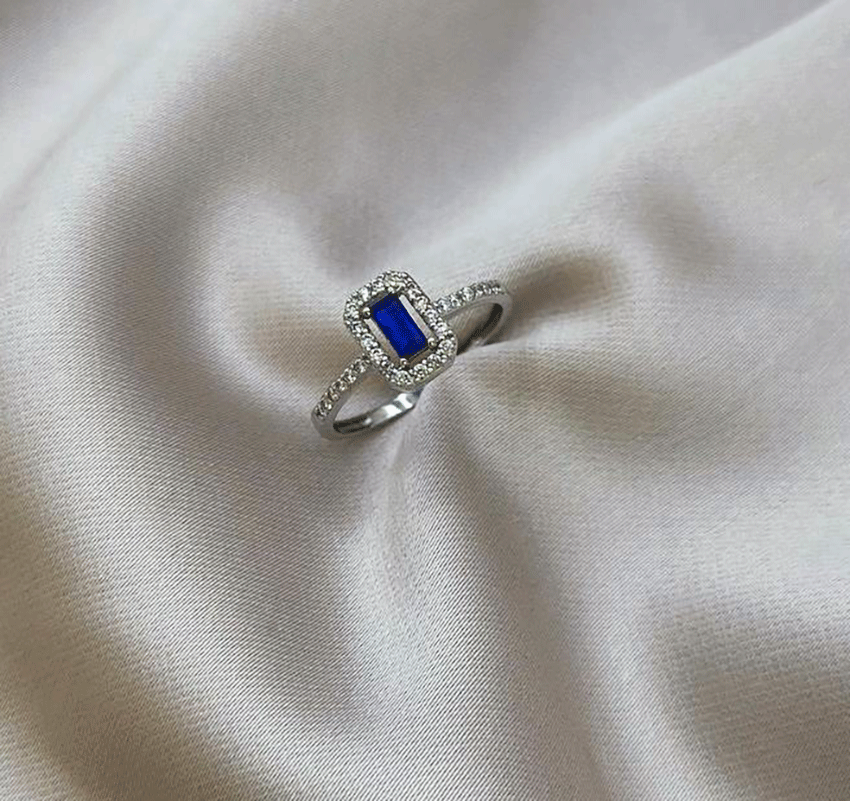 Помолвочное кольцо из белого золота с цирконом