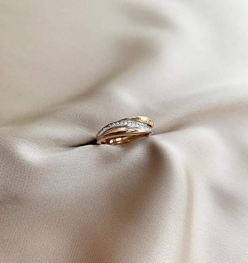 Rose gold ring with zircon