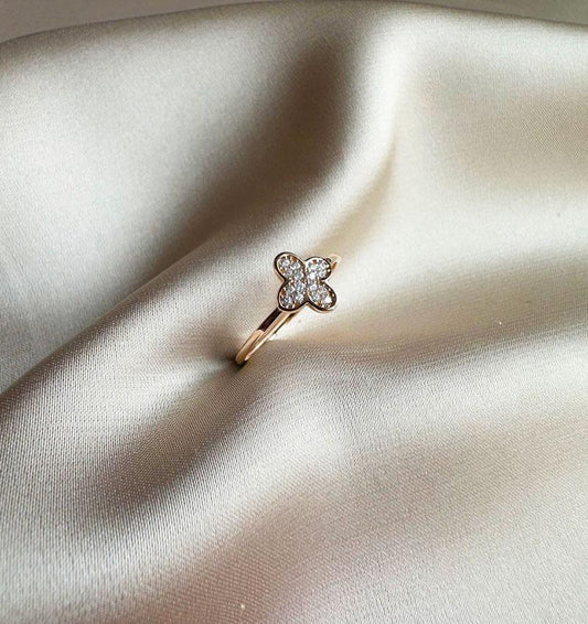 Rose gold ring with zircon