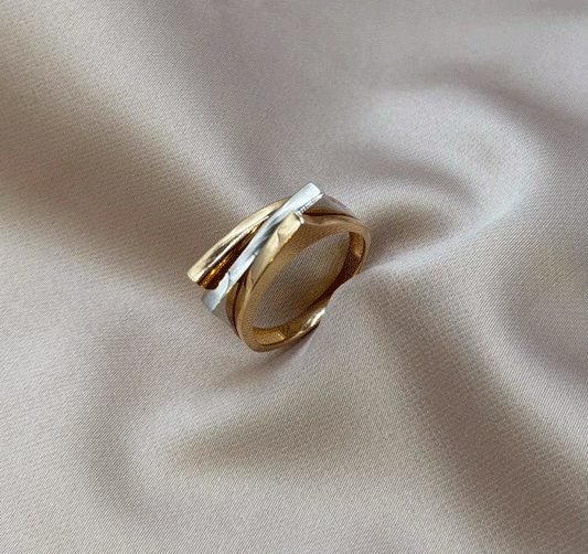 Rose gold ring with zircon