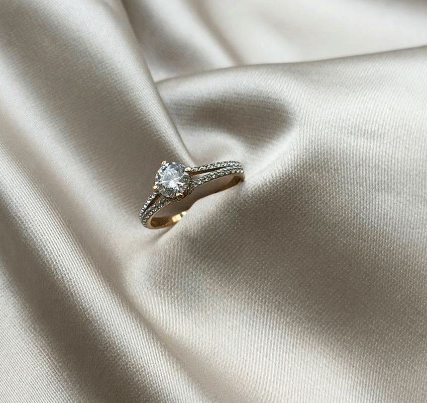 Rose gold ring with zircon