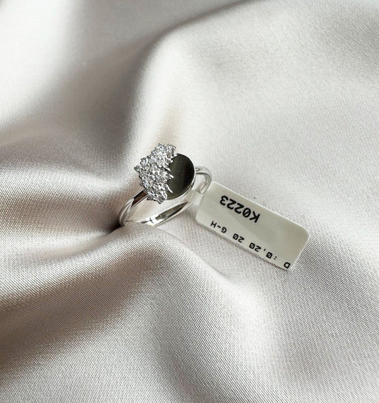 White gold ring with a 0.2ct diamond
