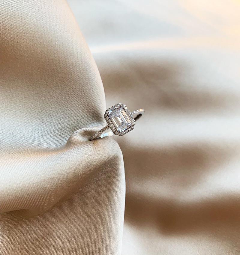 Помолвочное кольцо из белого золота с цирконом