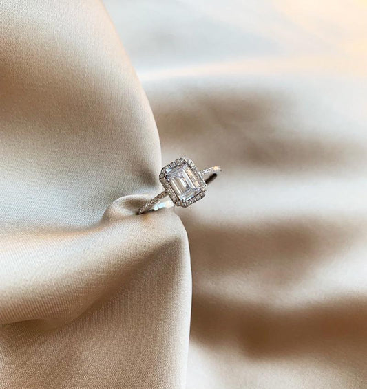 Помолвочное кольцо из белого золота с цирконом