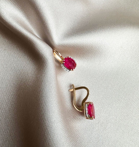 Cercei din aur roz cu diamant și rubin de 3,35 ct