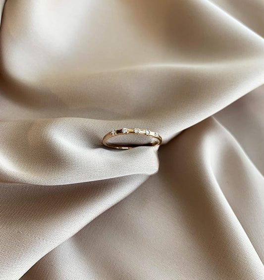 Rose gold ring with zircon