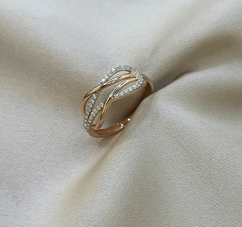 Rose gold ring with zircon