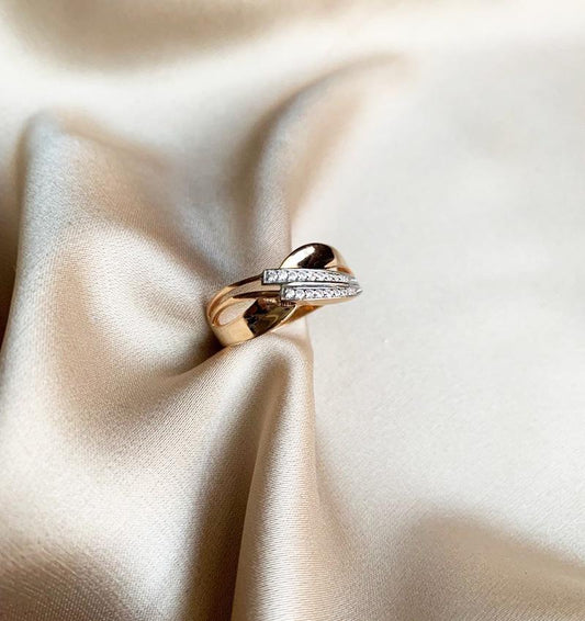 Rose gold ring with zircon