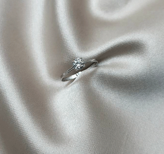 Помолвочное кольцо из белого золота с цирконом