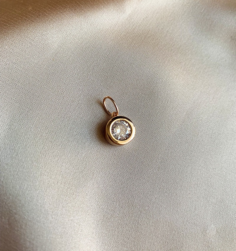 Rose gold pendant with zircon