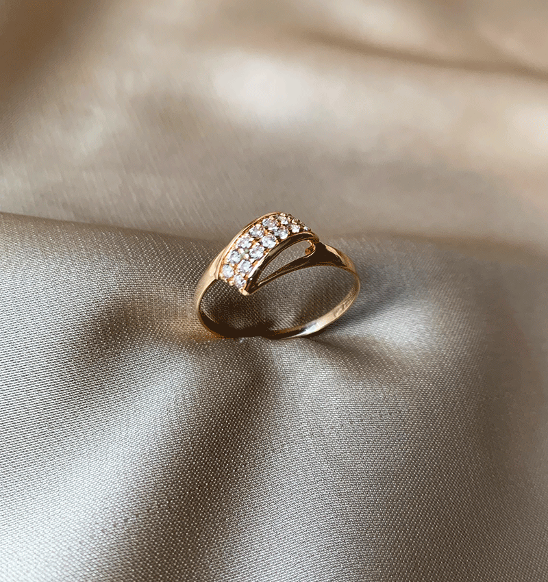 Rose gold ring with zircon