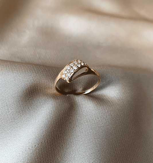 Rose gold ring with zircon