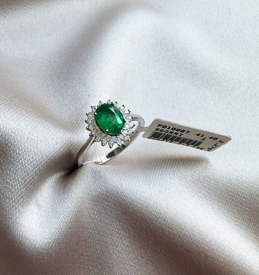 White gold ring with a diamond and 1.06ct emerald
