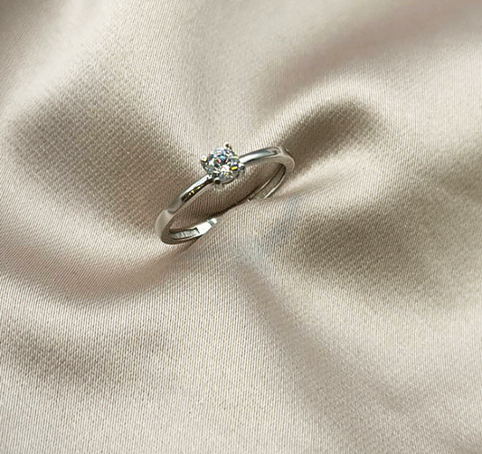 Помолвочное кольцо из белого золота с цирконом