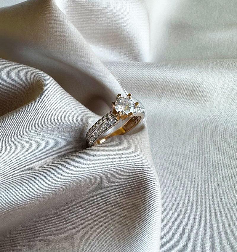 Rose gold ring with zircon