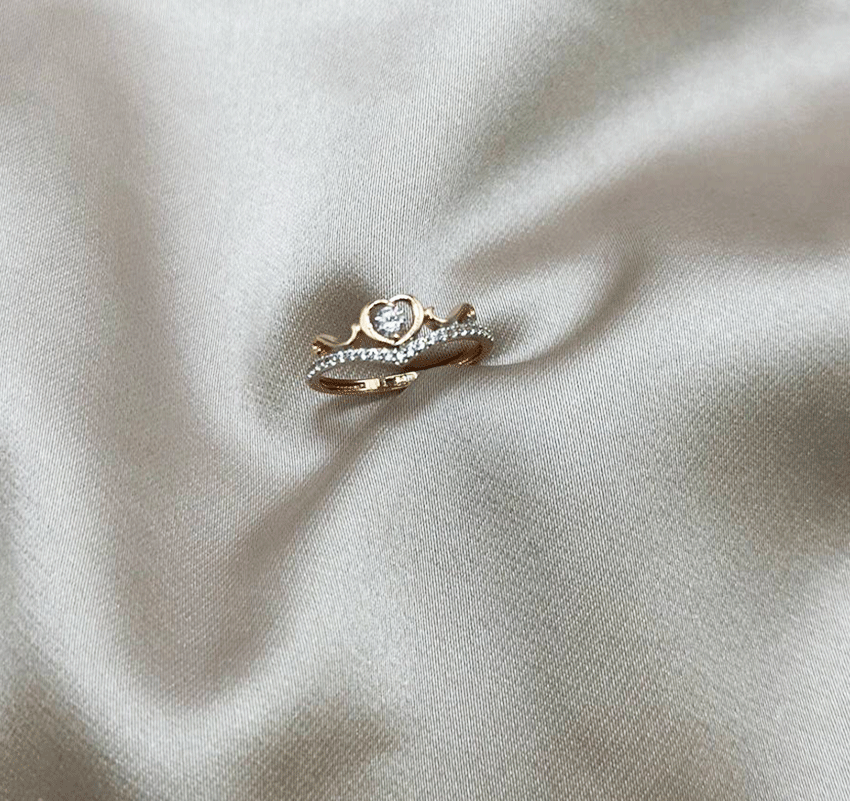 Red gold ring with cubic zirconia