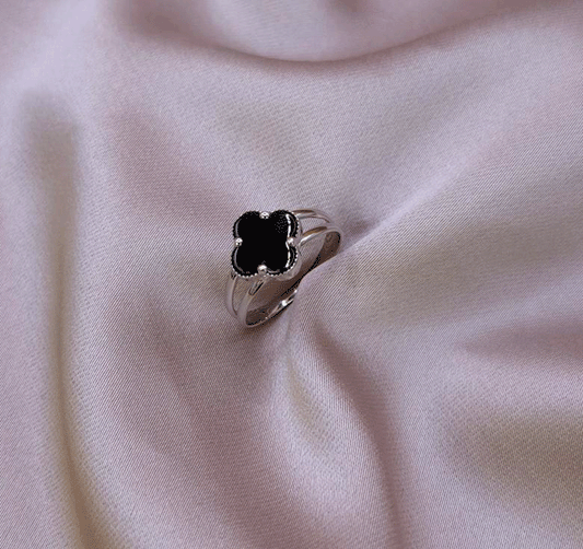 White gold ring with onyx