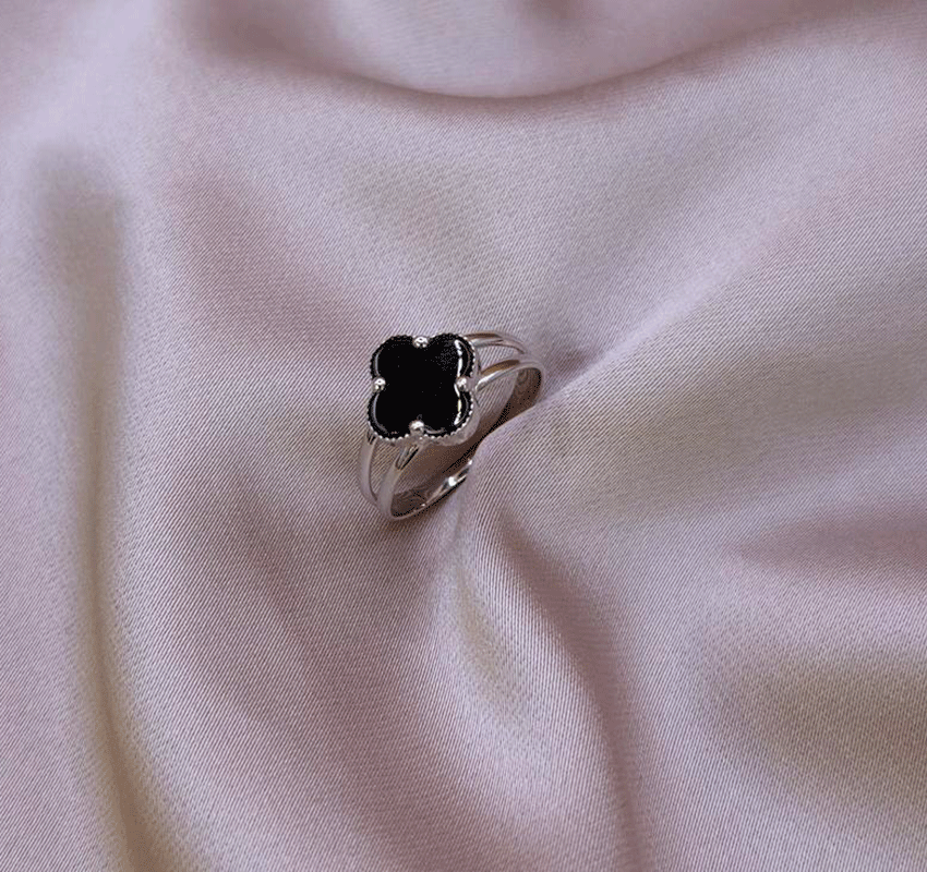 Rose gold ring with zircon