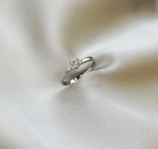 Помолвочное кольцо из белого золота с цирконом