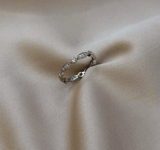 Rose gold ring with zircon