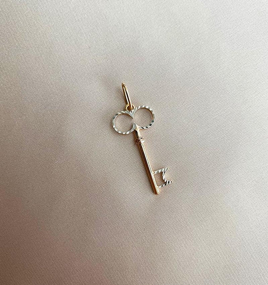 Rose gold pendant with zircon