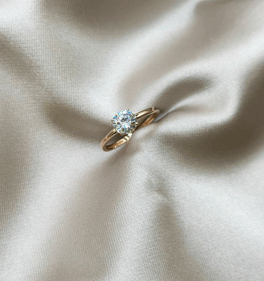 Помолвочное кольцо из красного золота с цирконом