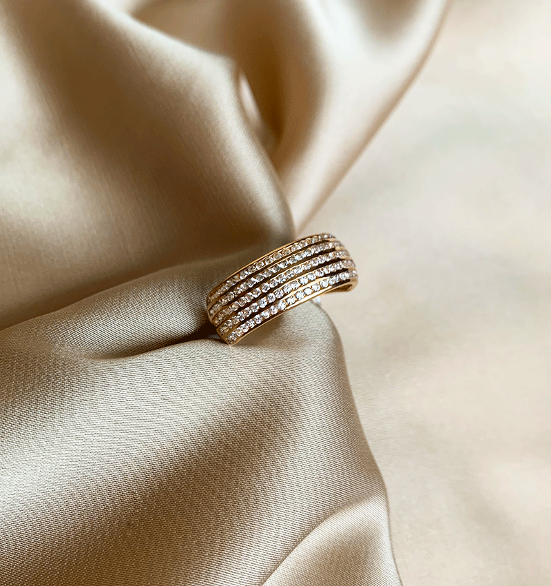 Rose gold ring with zircon