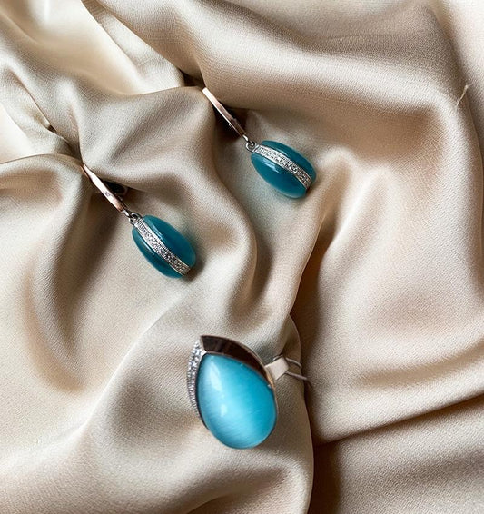 Un set de argint cu inserții de aur cu ulexit și zirconiu