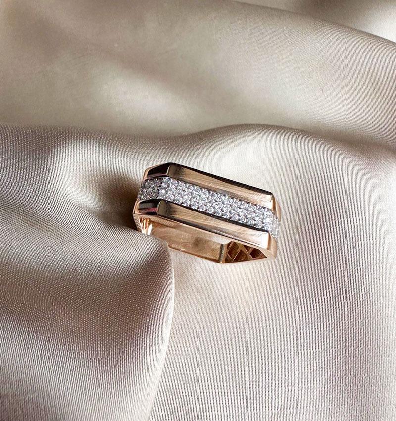 Rose gold ring with zircon