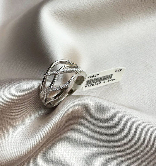 White gold ring with a 0.1ct diamond
