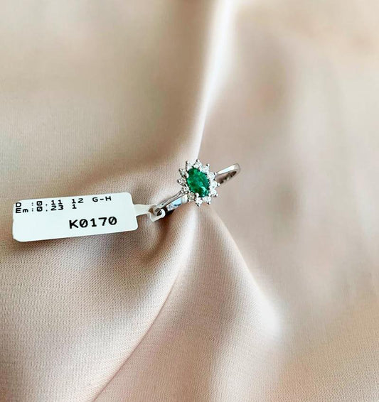 White gold ring with a diamond and an emerald 0.34ct
