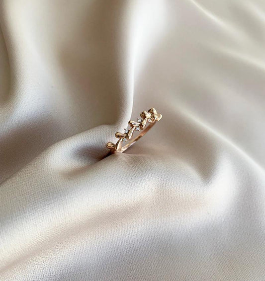 Rose gold ring with zircon