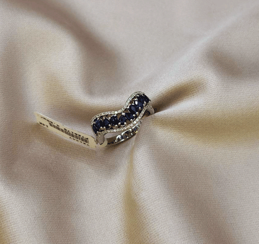 White gold ring with diamond and 1.3ct sapphire