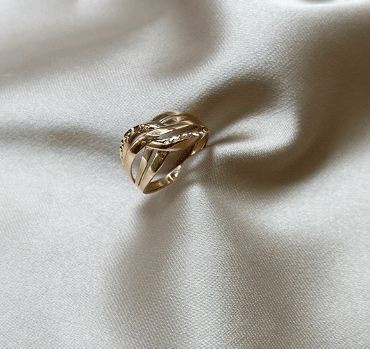 Rose gold ring with cubic zirconia