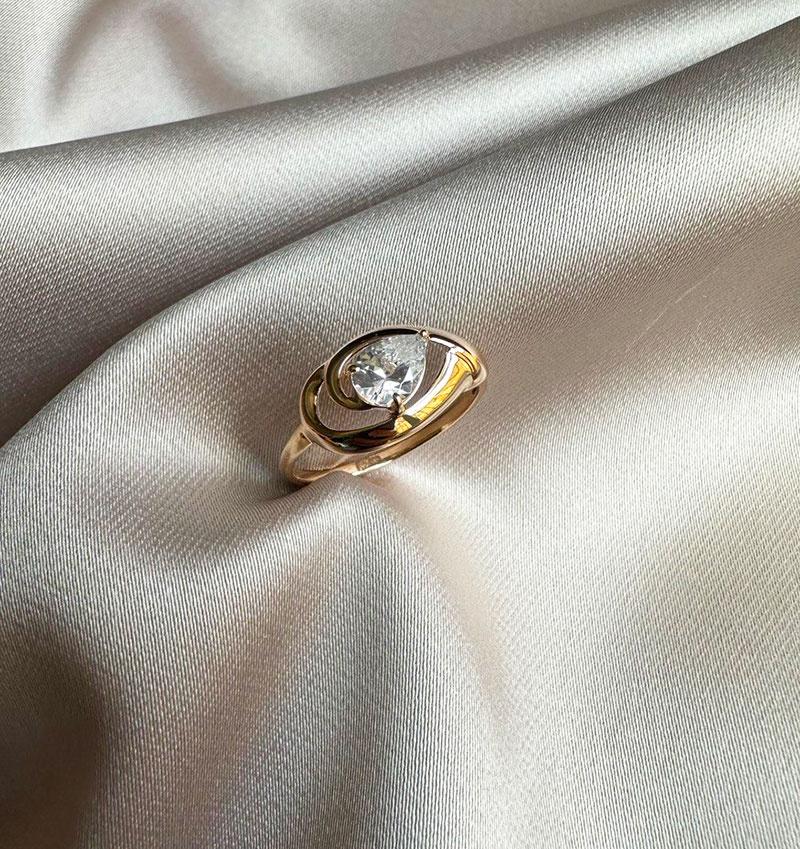 Rose gold ring with zircon