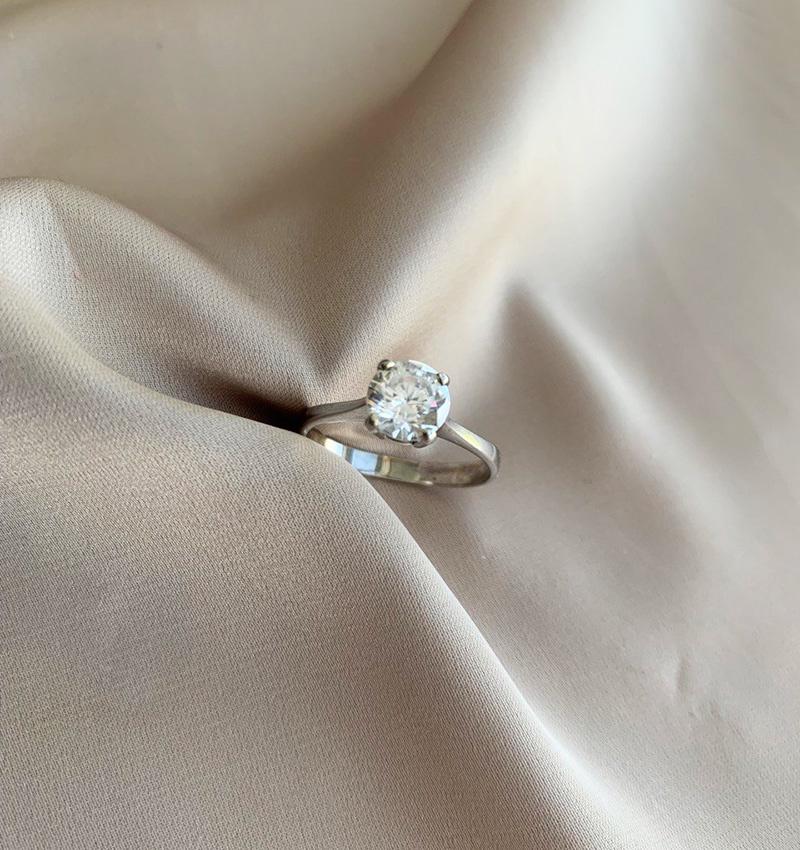 Помолвочное кольцо из белого золота с цирконом