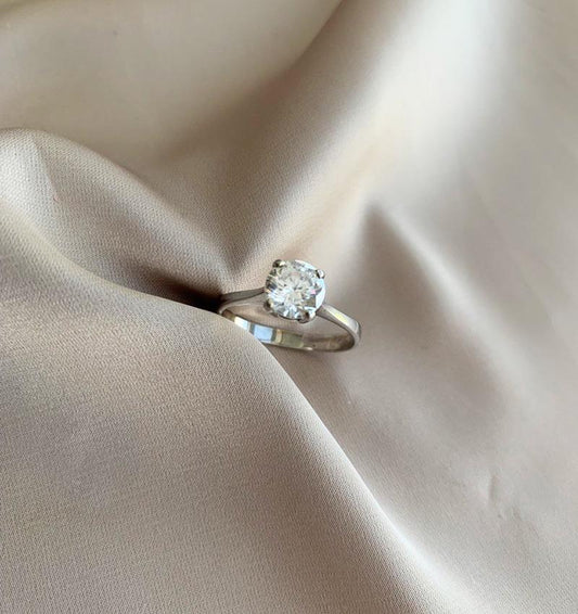 Помолвочное кольцо из белого золота с цирконом