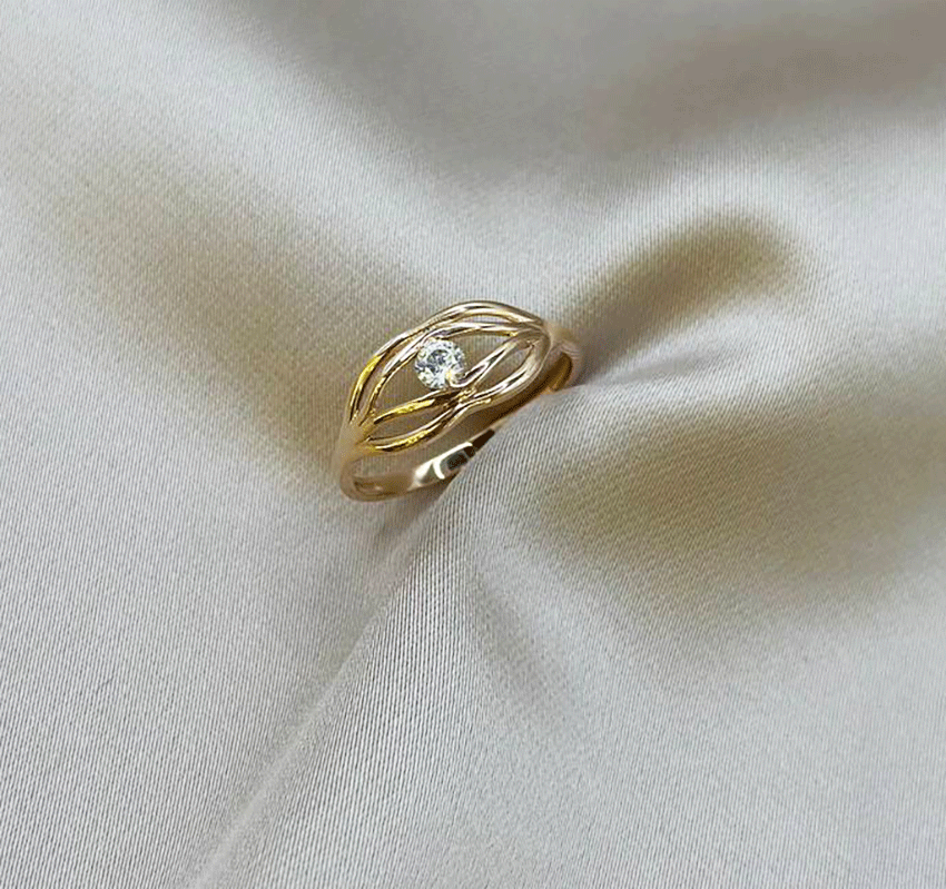 Rose gold ring with cubic zirconia
