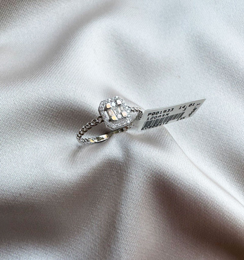 White gold ring with a 0.13ct diamond