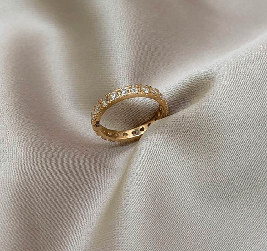 Rose gold ring with zircon