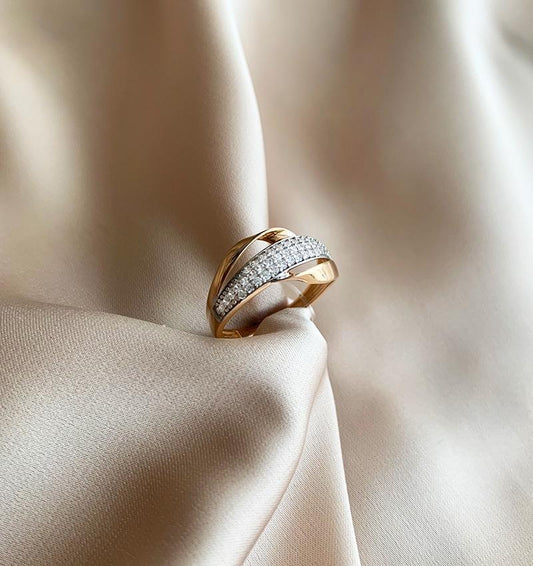 Rose gold ring with zircon