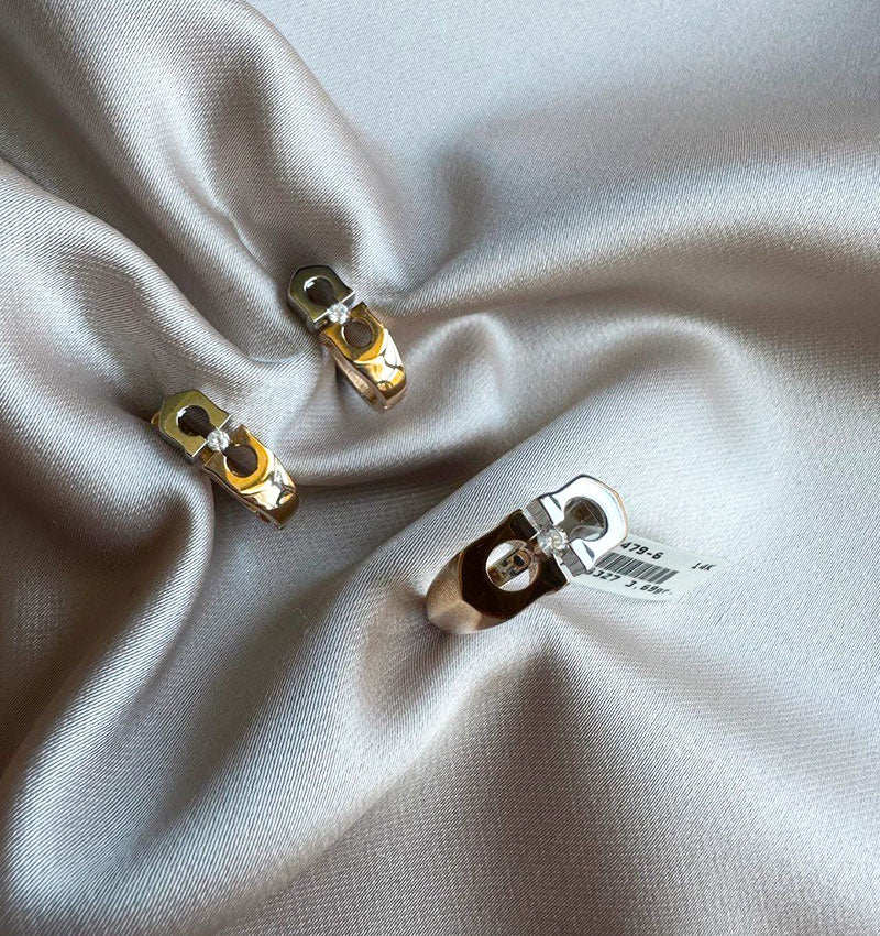 Rose gold set with a 0.14ct diamond