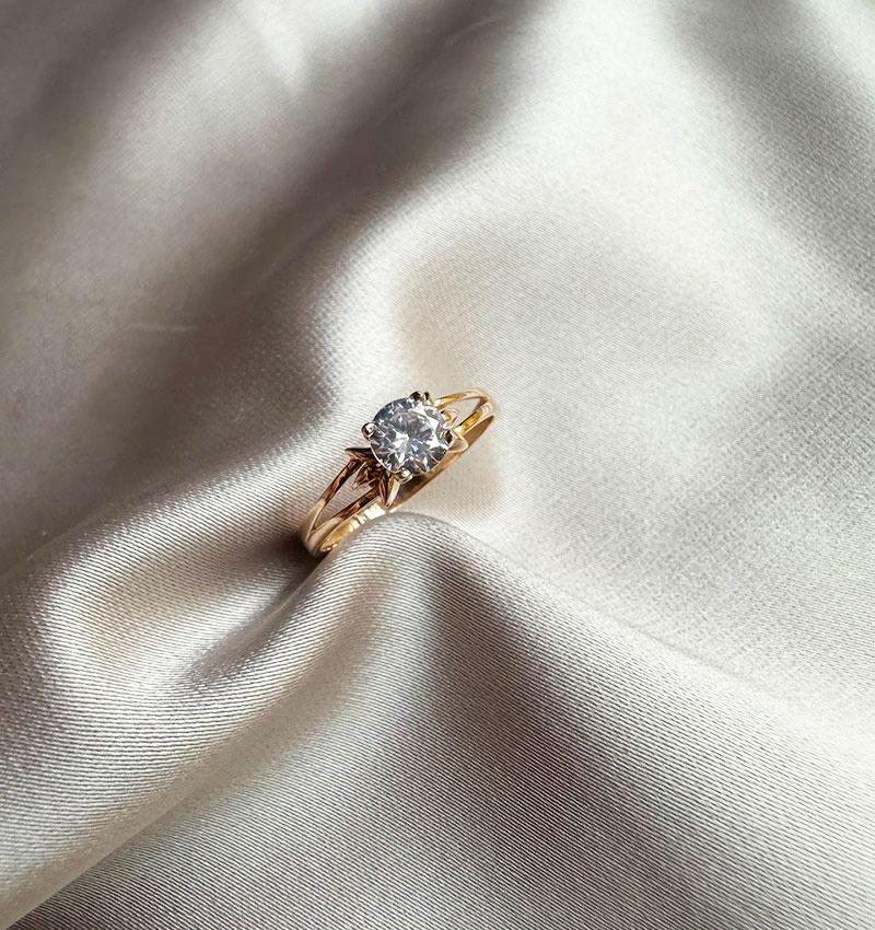 Rose gold ring with zircon