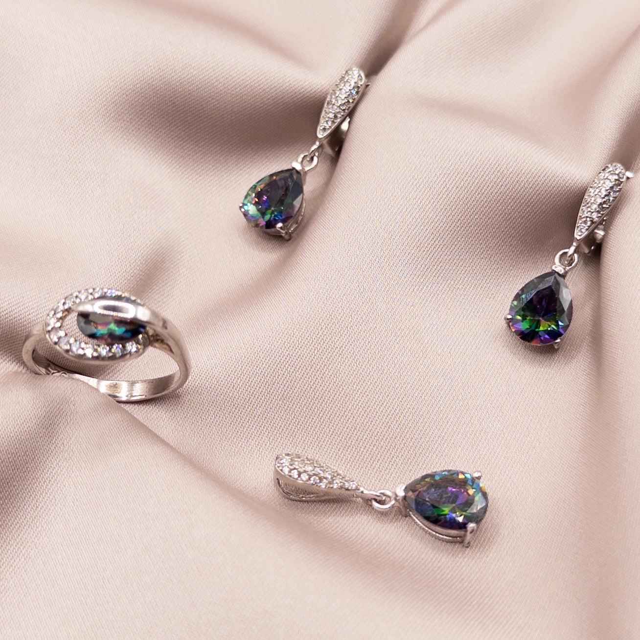 Silver set with cubic zirconia