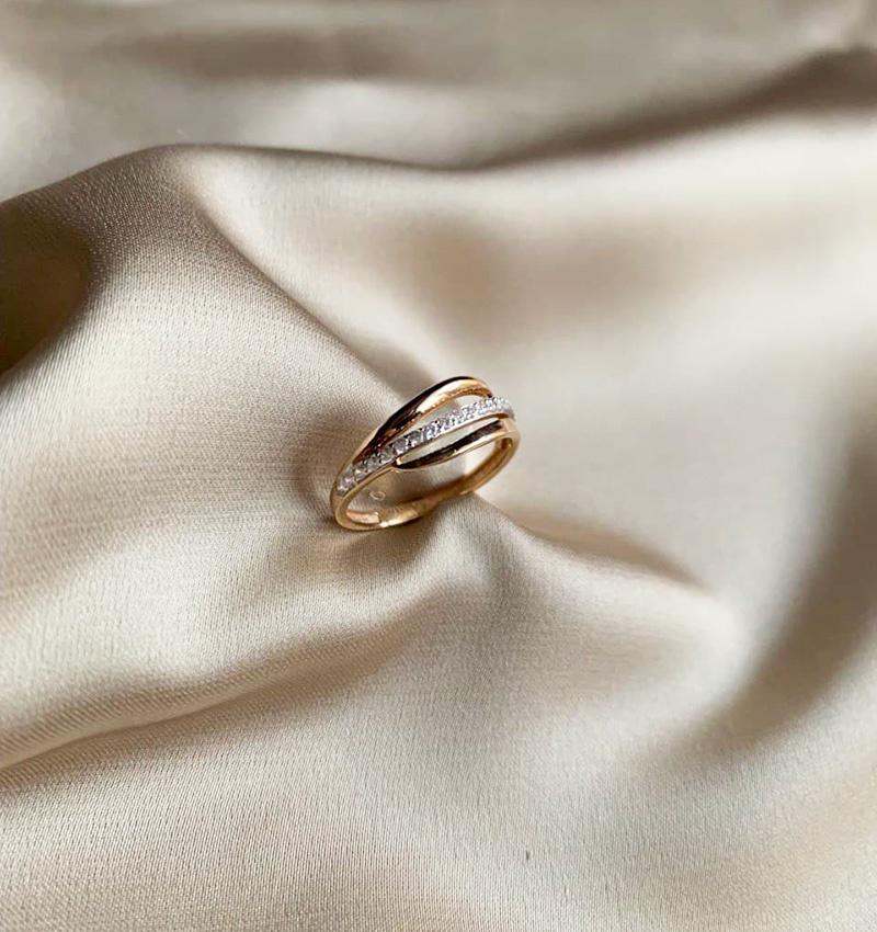 Rose gold ring with zircon