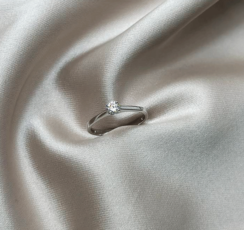 Помолвочное кольцо из белого золота с цирконом