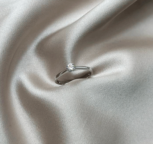 Помолвочное кольцо из белого золота с цирконом