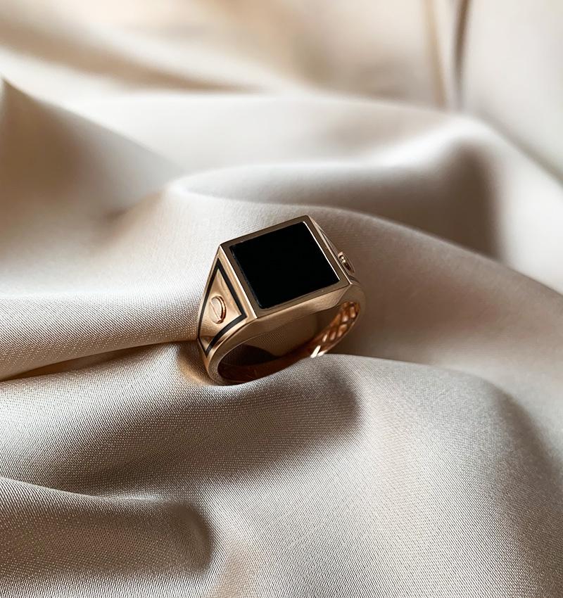 Rose gold ring with onyx
