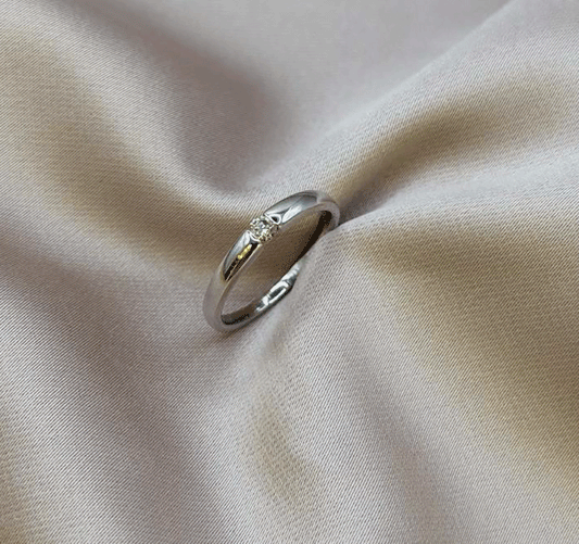 White gold ring with 0.10ct diamond